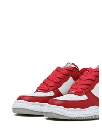 rote Leder niedrige Sneakers von Maison Mihara Yasuhiro