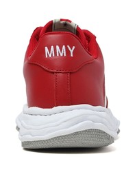 rote Leder niedrige Sneakers von Maison Mihara Yasuhiro