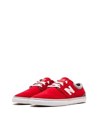 rote niedrige Sneakers von New Balance