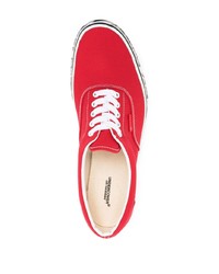 rote niedrige Sneakers von Undercover