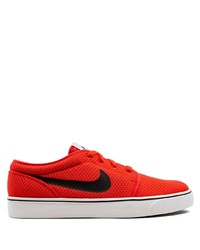 rote niedrige Sneakers von Nike