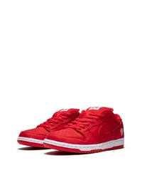 rote niedrige Sneakers von Nike