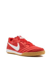 rote niedrige Sneakers von Nike