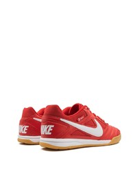 rote niedrige Sneakers von Nike