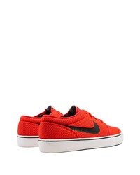 rote niedrige Sneakers von Nike