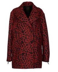 rote Oberbekleidung mit Leopardenmuster