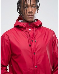 rote Regenjacke von Rains