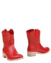 rote Schuhe aus Leder