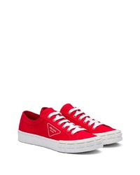 rote Segeltuch niedrige Sneakers von Prada