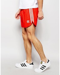 rote Shorts von adidas