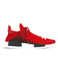 rote Sportschuhe von Adidas By Pharrell Williams