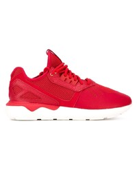 rote Sportschuhe von adidas