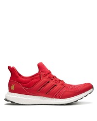 rote Sportschuhe von adidas