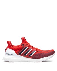 rote Sportschuhe von adidas