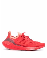 rote Sportschuhe von adidas