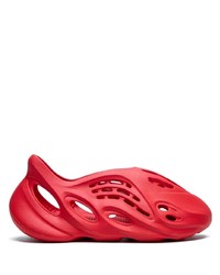 rote Sportschuhe von adidas YEEZY