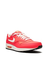 rote Sportschuhe von Nike