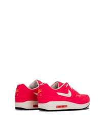 rote Sportschuhe von Nike