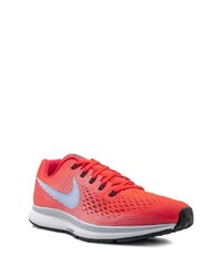 rote Sportschuhe von Nike