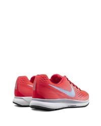 rote Sportschuhe von Nike