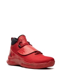 rote Sportschuhe von Jordan