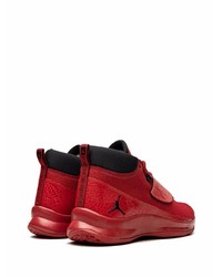 rote Sportschuhe von Jordan