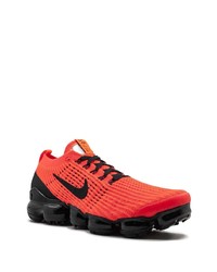 rote Sportschuhe von Nike