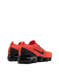 rote Sportschuhe von Nike