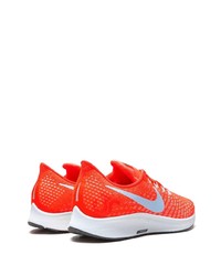 rote Sportschuhe von Nike