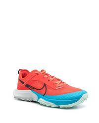 rote Sportschuhe von Nike