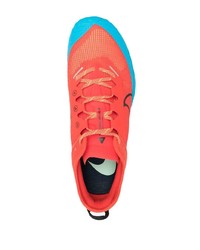 rote Sportschuhe von Nike