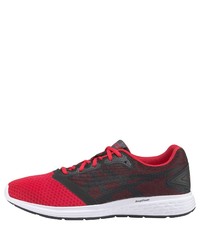 rote Sportschuhe von Asics