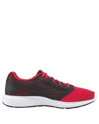 rote Sportschuhe von Asics