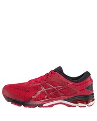 rote Sportschuhe von Asics