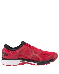 rote Sportschuhe von Asics