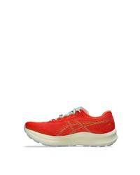 rote Sportschuhe von Asics