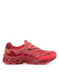 rote Sportschuhe von Asics