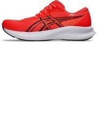 rote Sportschuhe von Asics
