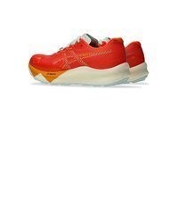 rote Sportschuhe von Asics