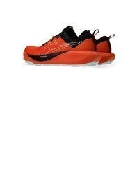 rote Sportschuhe von Asics