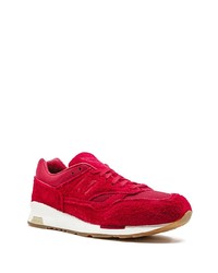 rote Sportschuhe von New Balance