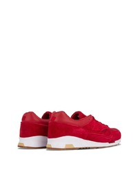 rote Sportschuhe von New Balance