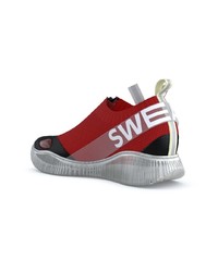 rote Sportschuhe von Swear