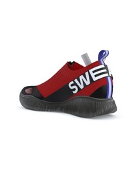 rote Sportschuhe von Swear