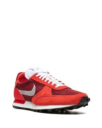 rote Sportschuhe von Nike