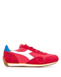 rote Sportschuhe von Diadora