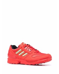 rote Sportschuhe von adidas