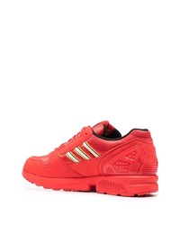 rote Sportschuhe von adidas