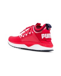 rote Sportschuhe von Puma