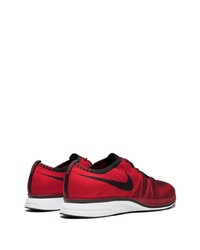 rote Sportschuhe von Nike